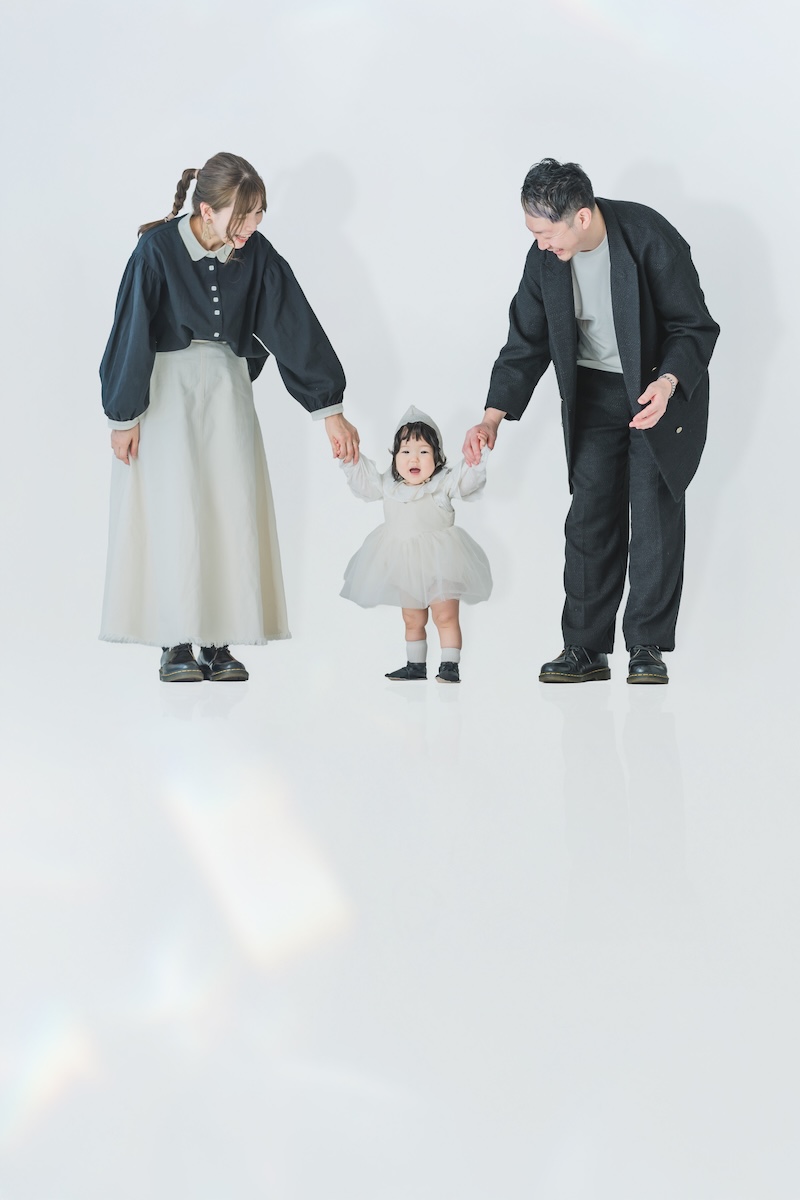 家族で手をつないで歩いている写真